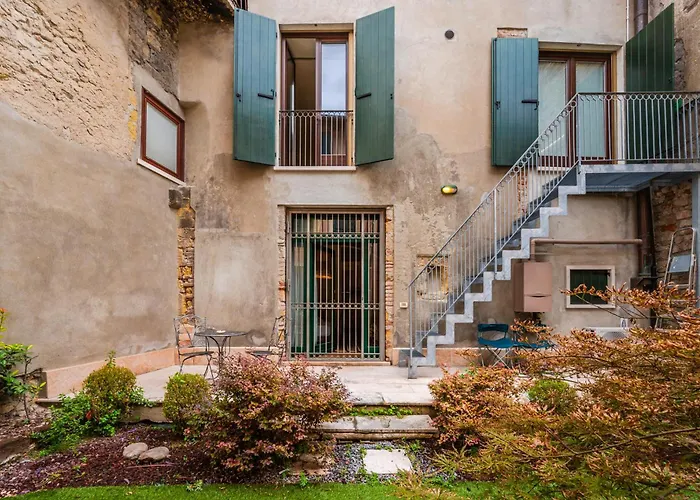 Giardino Di Romeo, 100m Dal Teatro *