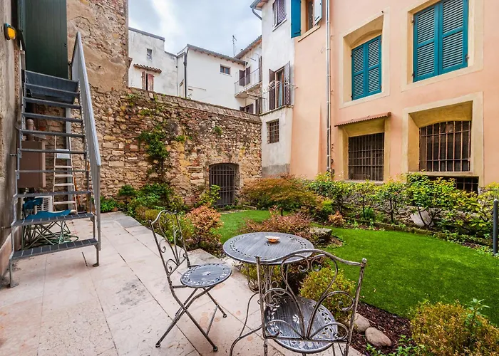 Giardino Di Romeo, 100m Dal Teatro